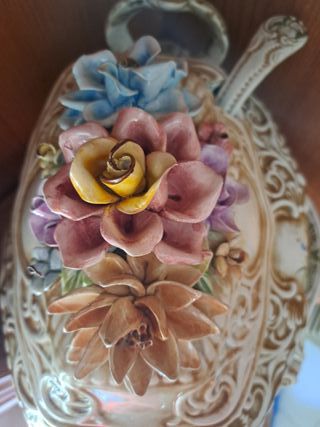Sopera de porcelana antigua con flores