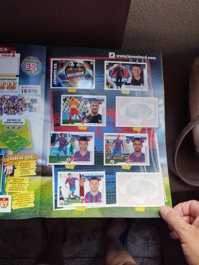 Álbum Liga Este 2015-2016 con bastantes cromos