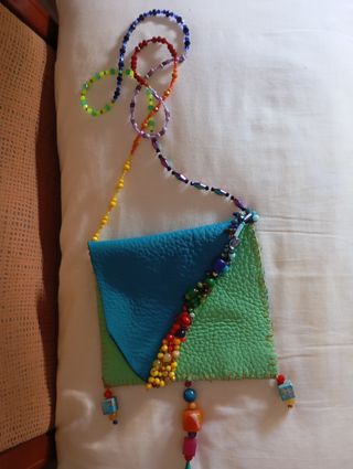 Bolsito de piel con pedrería