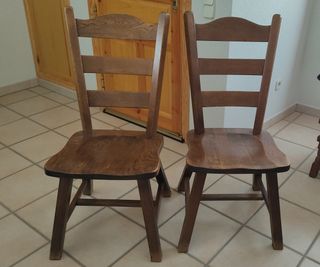 Cuatro sillas de madera maciza color nogal.