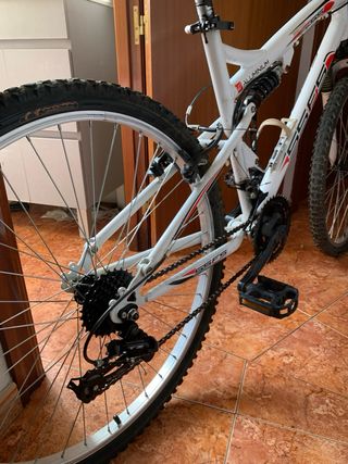 Bicicleta de montaña blanca