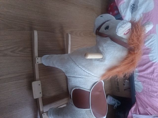 Caballo balancín musical