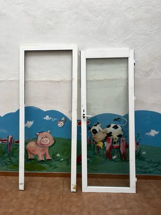 Puerta blanca con cristal y cerradura