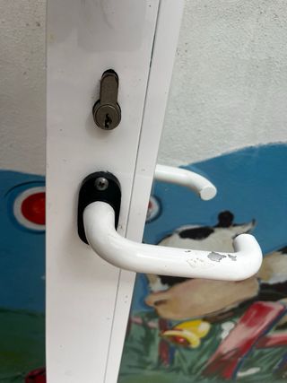 Puerta blanca con cristal y cerradura