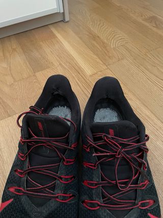 Zapatillas Nike Negras y Rojas