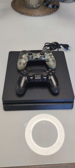 PS4 1TB SSD + 2 Mandos