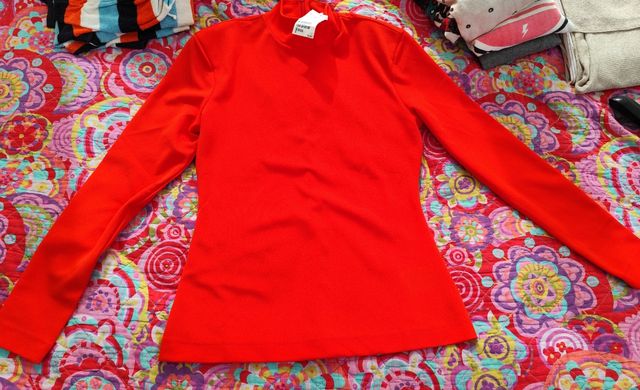 Polo rojo sin estrenar con hombreras