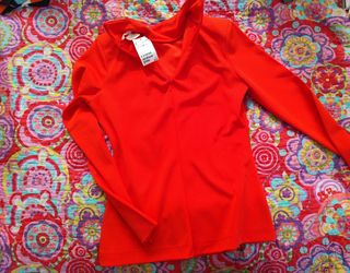 Polo rojo sin estrenar con hombreras