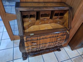 Escritorio antiguo de madera con cajones