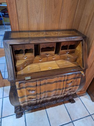Escritorio antiguo de madera con cajones