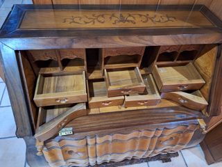 Escritorio antiguo de madera con cajones
