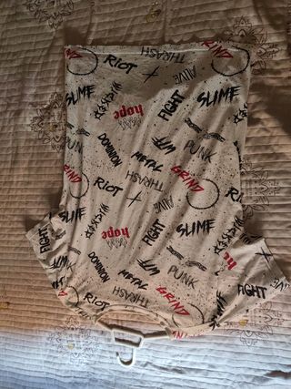 Camiseta gráfica blanca con texto