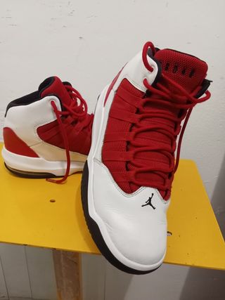Zapatillas Jordan Rojas y Blancas
