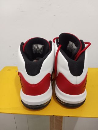Zapatillas Jordan Rojas y Blancas
