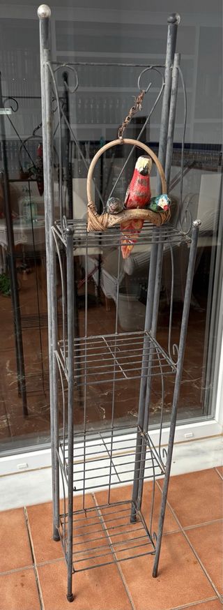 Estantería de hierro con adornos de pájaros