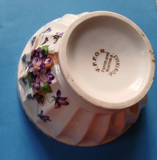 Cuenco de porcelana J.F.O.M. con flores