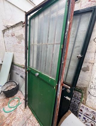 Puerta de metal