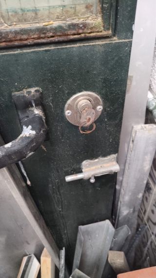 Puerta de metal