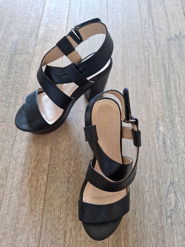 Sandali neri in pelle n.37 usati 1 volta