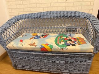 Arcón mimbre infantil con cojín