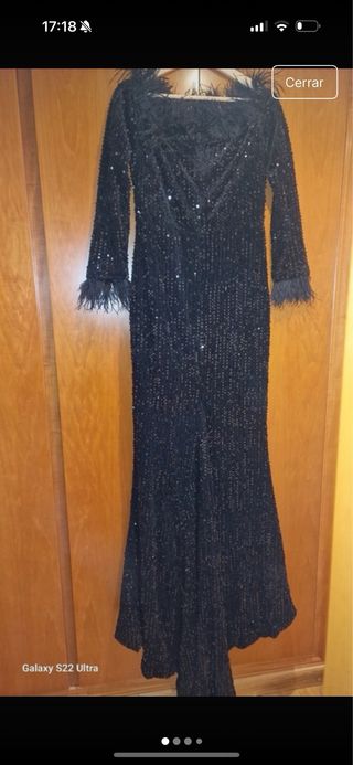 Vestido de fiesta negro con plumas y lentejuelas