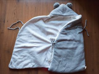 Saco de bebé gris con orejitas