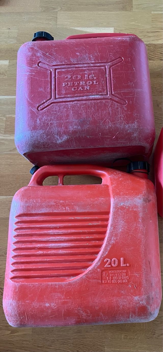 2 Garrafas de Gasolina Rojas