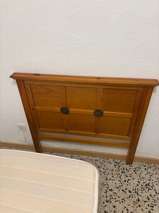 Cama y colchon con cabecero de madera