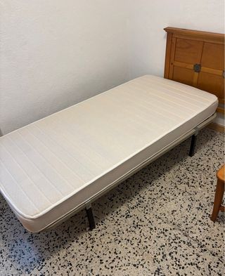 Cama y colchon con cabecero de madera