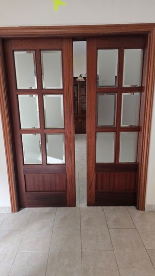 Puerta corredera de madera con cristal