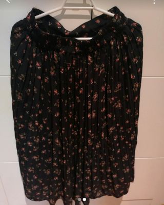 Falda floral negra plisada