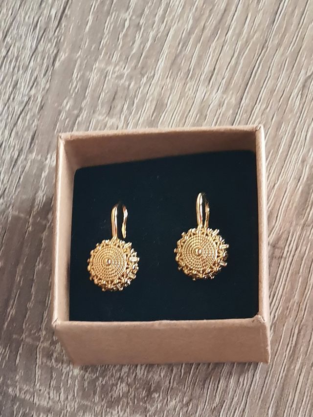 Pendientes dorados de acero inoxidable.