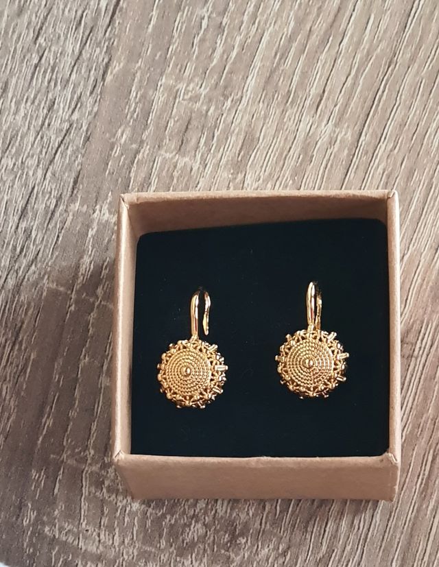 Pendientes dorados de acero inoxidable.