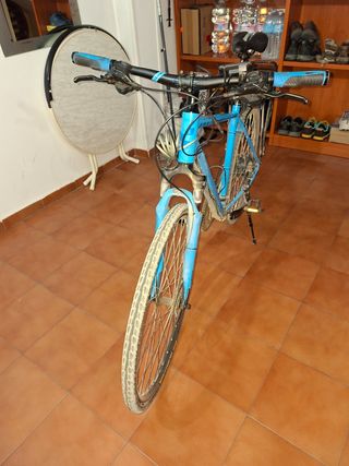 Bicicleta Cube Trekking Eléctrica Azul