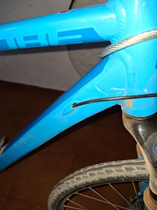 Bicicleta Cube Trekking Eléctrica Azul
