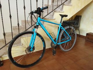 Bicicleta Cube Trekking Eléctrica Azul