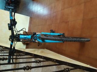 Bicicleta Cube Trekking Eléctrica Azul