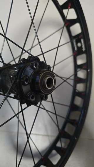 Rueda trasera de trial 19 clean.