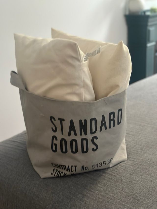 Caja de tela beige y gris