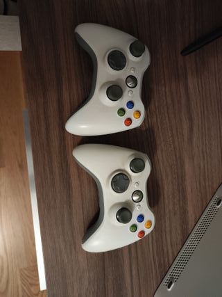 Xbox 360 Blanca con 2 Mandos y Disco Duro