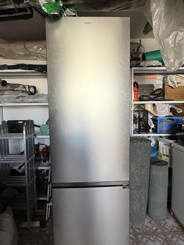 Frigorífico Candy. tan solo 3 meses de uso. NUEVO.