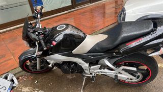 Moto Suzuki GSR 600Negra