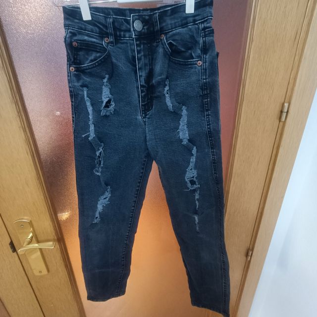 Pantalones vaqueros negros rasgados