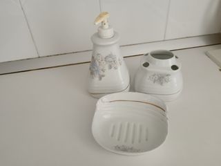 Jabonera, dispensador y vaso de baño