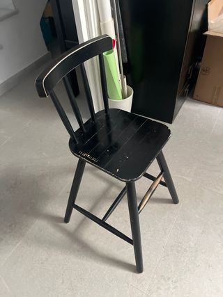 Silla alta de madera ,negra para niños