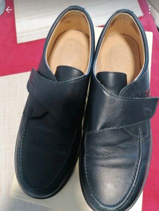 Zapatos niño azul oscuro.