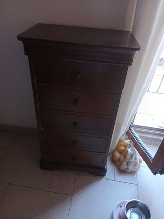 Comodino in legno scuro a 5 cassetti