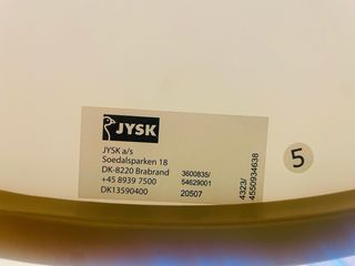 Mesa redonda JYSK dorada y blanca
