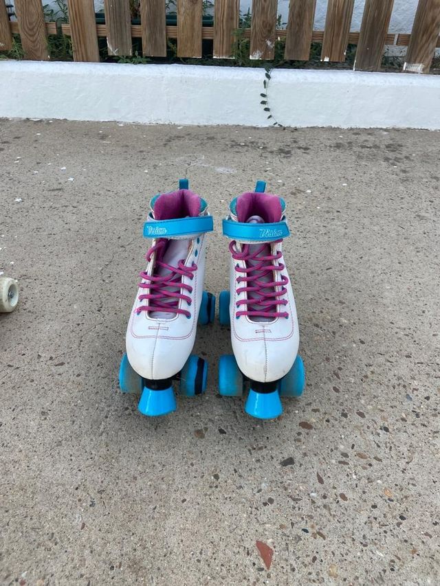 Patines de 4 ruedas blancos y rosas