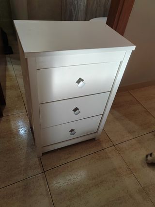 Mesa de noche de madera blanca